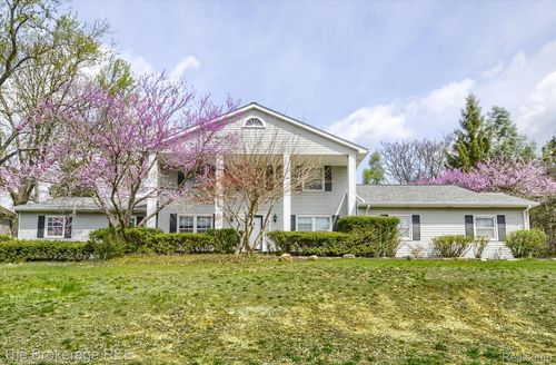 688 Uphill Rd, Milford, MI, 48381-2551 | Card Image