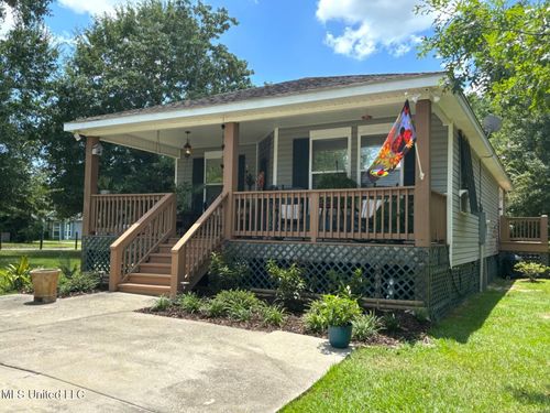816 Gladstone St, Waveland, MS, 39576-3320 | Card Image