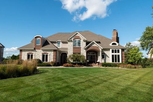 1702 E Juniper Way, Hartland, WI, 53029-8669 | Card Image