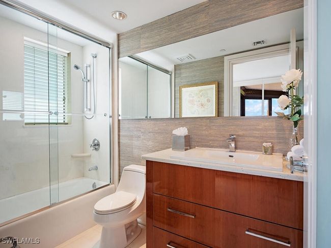 Bathroom with vanity and combined bath / Bath 3 with shower/bathtub with glass door | Image 23