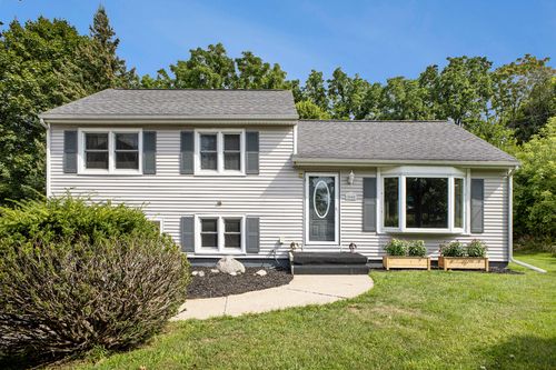2005 Cascade Dr, Jackson, MI, 49203-3809 | Card Image
