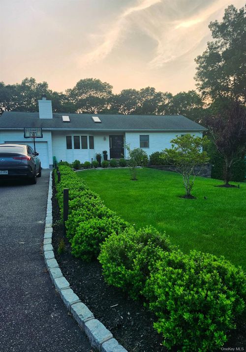 27 Bittersweet South Ext, Hampton Bays, NY, 11946-1850 | Card Image