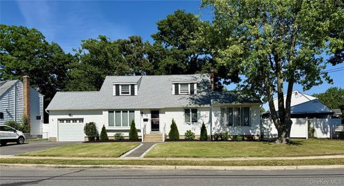 65 Westwood Rd N, Massapequa Park, NY, 11762-1441 | Card Image