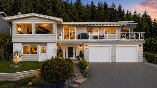 668 Alpine Crt, North Vancouver, BC, V7R2L8 | Card Image