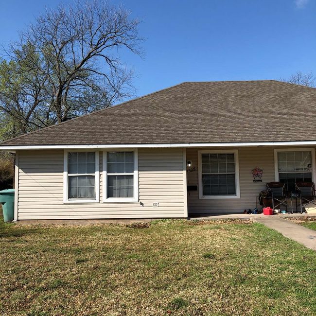 Ranch-style house with roof with shingles and a front lawn | Image 14