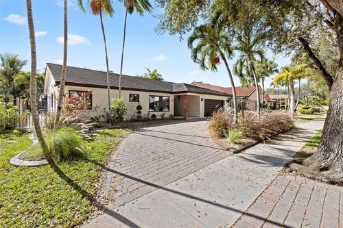 7910 Nw 169th Ter, Miami Lakes, FL, 33016-3468 | Card Image