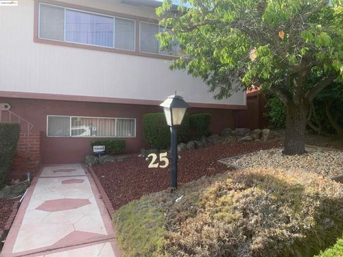 25 Woodcliff Ct, Oakland, CA, 94605-5331 | Card Image