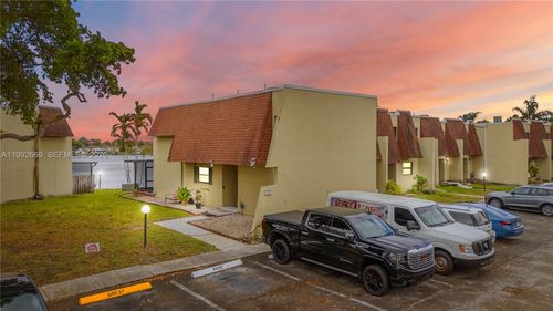 8920-8920 Palm Tree Ln, Pembroke Pines, FL, 33024-4610 | Card Image