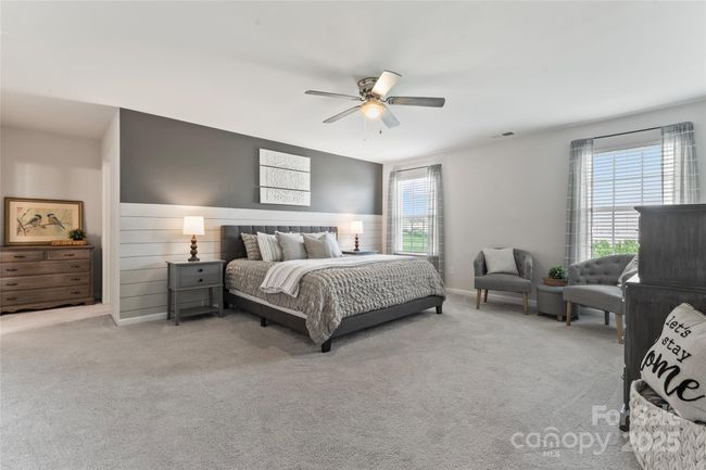 Over-sized primary en-suite with sitting area | Image 25