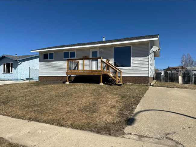 11402 Norris Crescent, Home with 3 bedrooms, 1 bathrooms and 2 parking in Grande Cache AB | Image 2