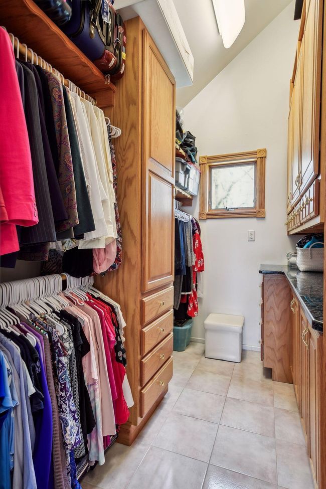 Dual walk in closets | Image 23