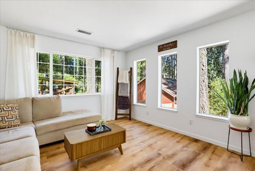 15811 Banner Quaker Hill Rd, Nevada City, CA, 95959-8815 | Card Image