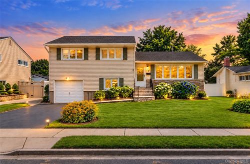 7 Primrose Ave, Hicksville, NY, 11801-1617 | Card Image