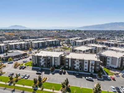 Bird's eye view with a mountain view | Image 3