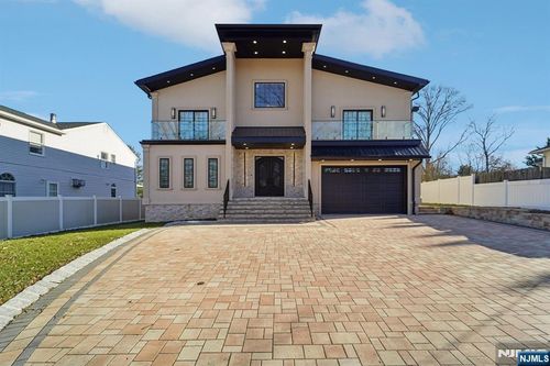 24 Holmes Ln, Wayne, NJ, 07470-2814 | Card Image