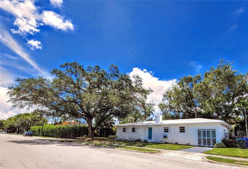 828 Ne 76th St, Miami, FL, 33138-5213 | Card Image