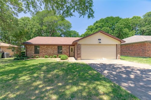 6929 Briardale Dr, North Richland Hills, TX, 76182-3944 | Card Image