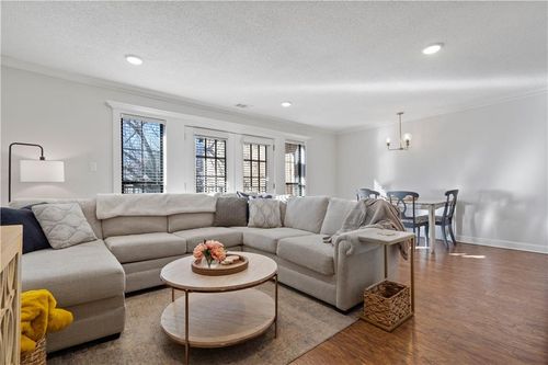 apt-45-4727 Jarboe St, Kansas City, MO, 64112-1343 | Card Image