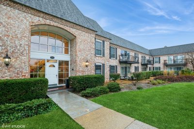 C110 - 136 Carriage Way Drive, Condo with 2 bedrooms, 2 bathrooms and 1 parking in Burr Ridge IL | Image 2