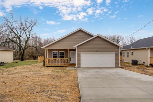 1135 N Dickerson Ave, Springfield, MO, 65803-2361 | Card Image