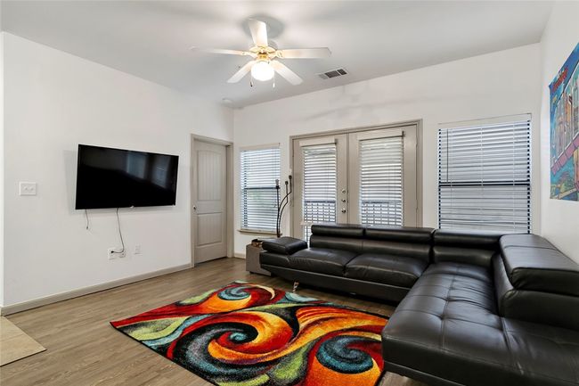 2 - 304 E 30 Th St, Condo with 5 bedrooms, 2 bathrooms and 3 parking in Austin TX | Image 11