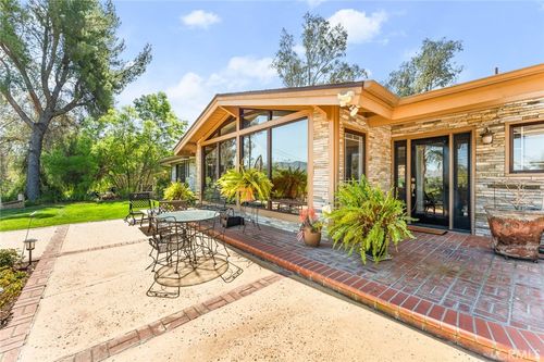 5051 Victoria Ave, Riverside, CA, 92506-4500 | Card Image