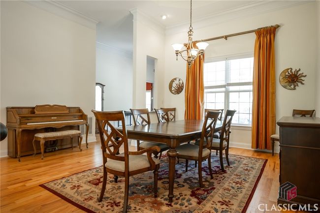 dining area | Image 16