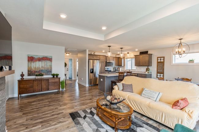 Tray vauled livingroom. | Image 9