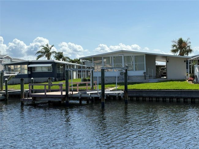 Rear of home dock and lift | Image 16