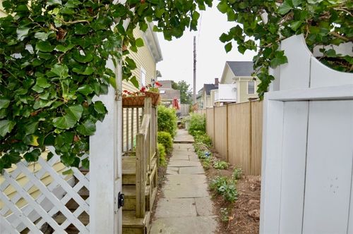 apt-c2-45 Ayrault St, Newport, RI, 02840-2774 | Card Image