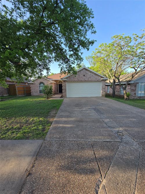 8112 Gibbs Dr, White Settlement, TX, 76108-3105 | Card Image