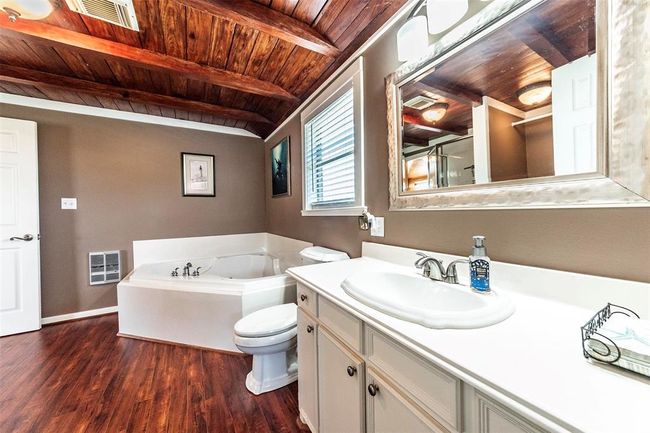 Huge full bath with jetted tub | Image 24