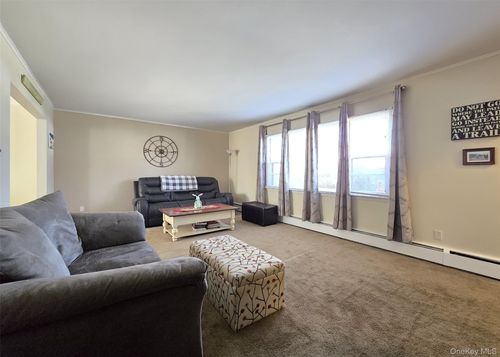 138 E Madison St, East Islip, NY, 11730-1614 | Card Image