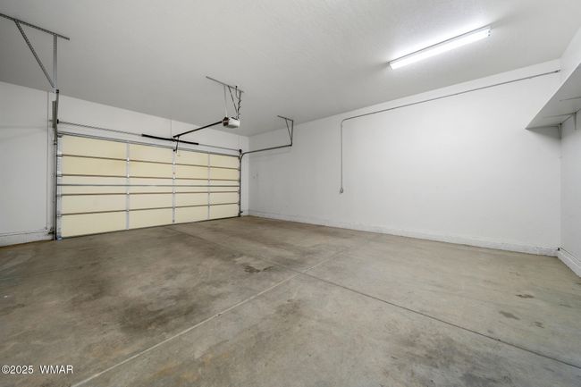 Large 3 Car Garage | Image 33