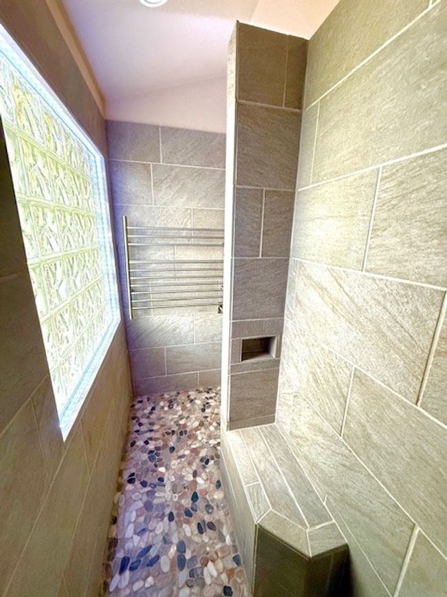 Walk in shower with bench | Image 22