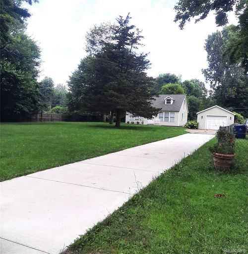 40880 Harris Rd, Sumpter Twp, MI, 48111-9181 | Card Image