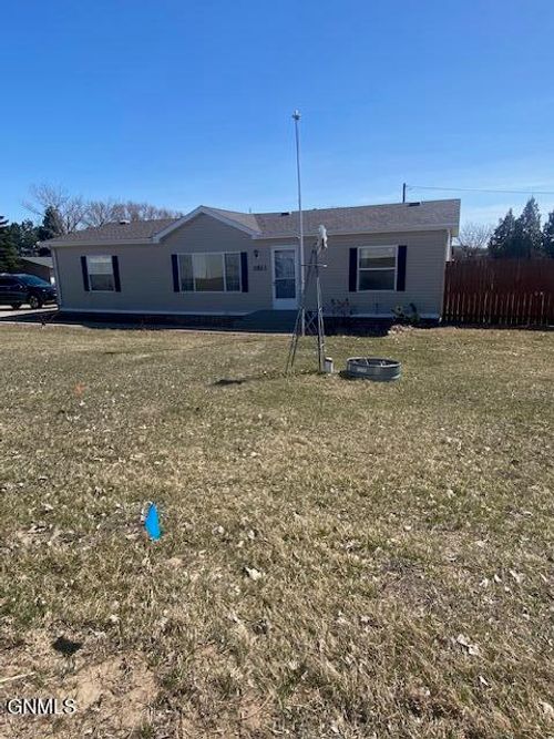 2823 1st St S, Dickinson, ND, 58601-7222 | Card Image