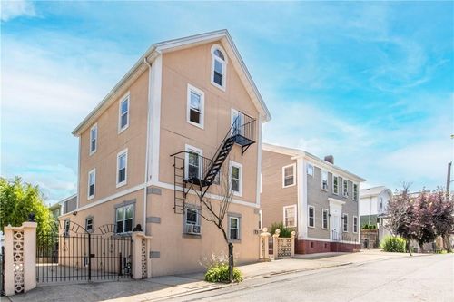 73 Trenton St, Providence, RI, 02906-3846 | Card Image