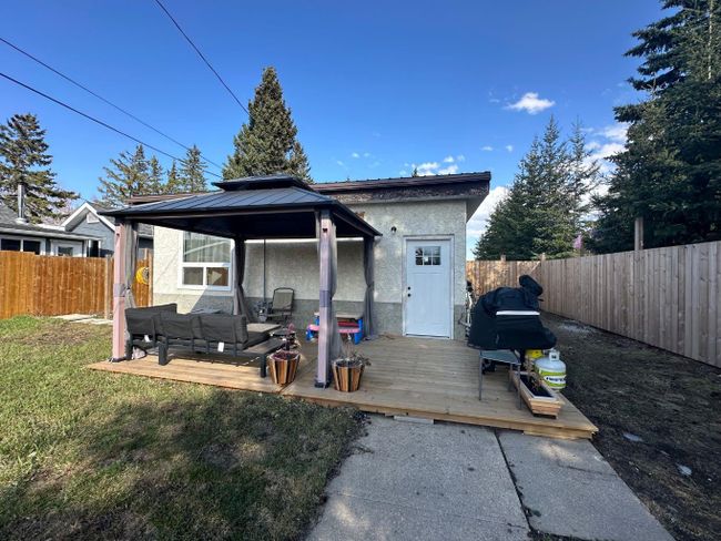 307 6 Avenue S, Home with 3 bedrooms, 1 bathrooms and 2 parking in Three Hills AB | Image 2