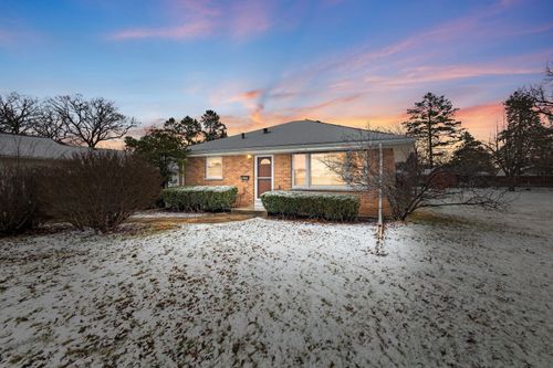 19 N East Ave, South Elgin, IL, 60177-1717 | Card Image