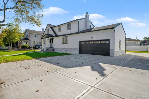 219 Granada Pkwy, Lindenhurst, NY, 11757-6015 | Card Image