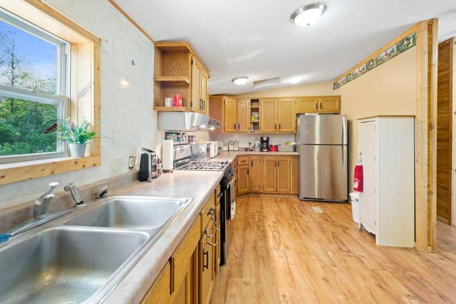 Vaulted ceilings, stainless steel appliances and cabinets galore! | Image 11