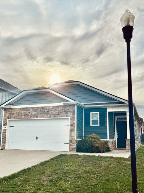 104 Victory Cir, Ashland City, TN, 37015-1467 | Card Image