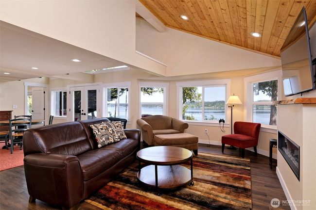 Lots of windows and vaulted ceilings for maximum natural light. | Image 13