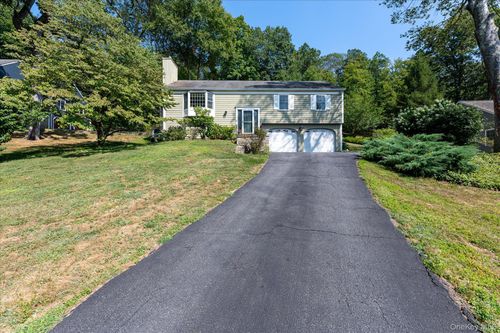 39 Cliffside Ln, Bedford Corners, NY, 10549-4243 | Card Image