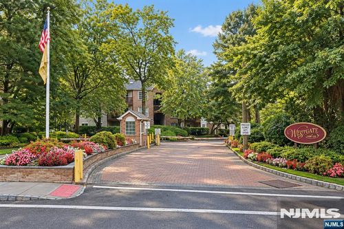252 Village Circle Dr, Fort Lee, NJ, 07024-2108 | Card Image