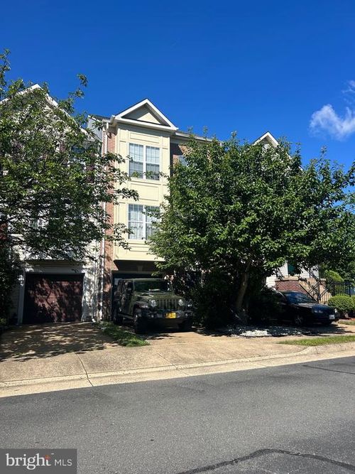 9002 Falcon Glen Ct, BRISTOW, VA, 20136-1736 | Card Image