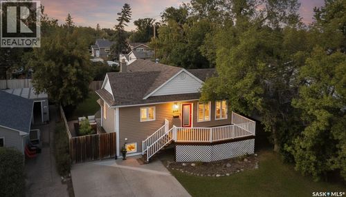 1116 Hochelaga St W, Moose Jaw, SK, S6H2J2 | Card Image