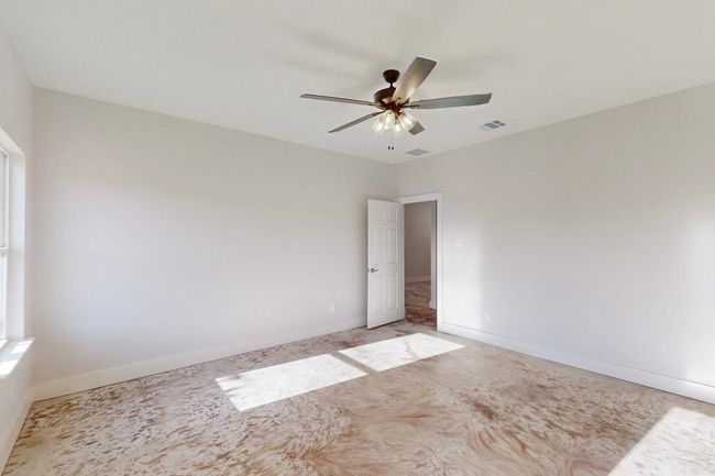 Spare room with ceiling fan, baseboards, and visible vents | Image 25