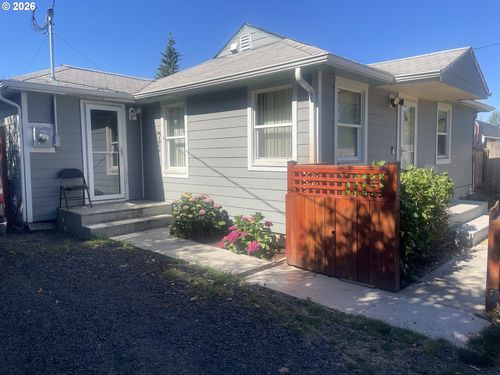 5593 B St, Springfield, OR, 97478-6195 | Card Image